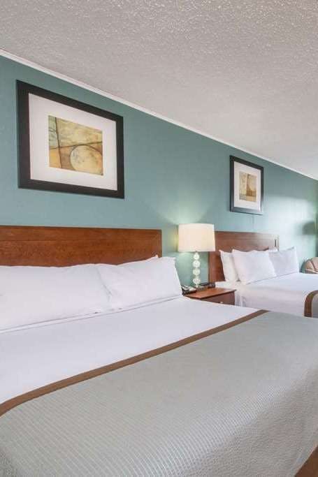 Hotel Ramada by Wyndham Vineland Millville Area photo 2