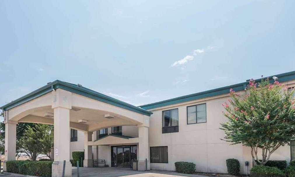 Super 8 by Wyndham Fort Worth Downtown South