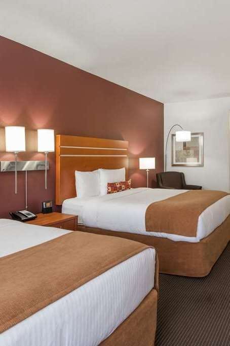 Hotel Wingate by Wyndham Calgary South photo 2