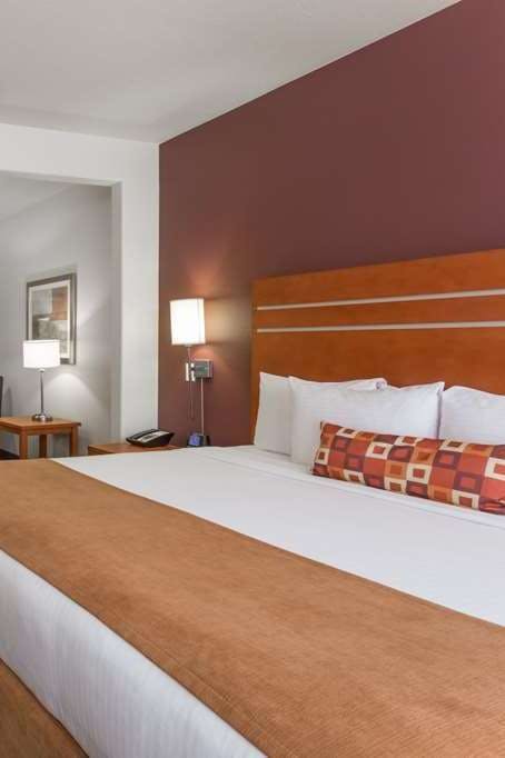 Hotel Wingate by Wyndham Calgary South photo 1