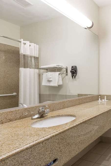 Hotel Baymont by Wyndham Galveston photo 5