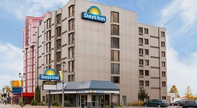 DI Niagara/Near the Falls