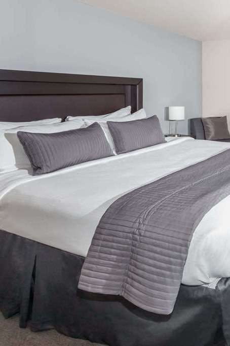 Hotel Baymont by Wyndham Glenview photo 1