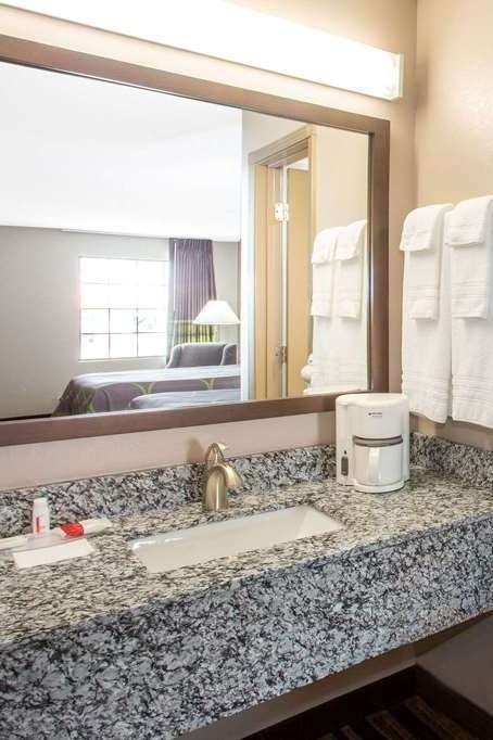 Hotel Super 8 Springdale AR photo 4