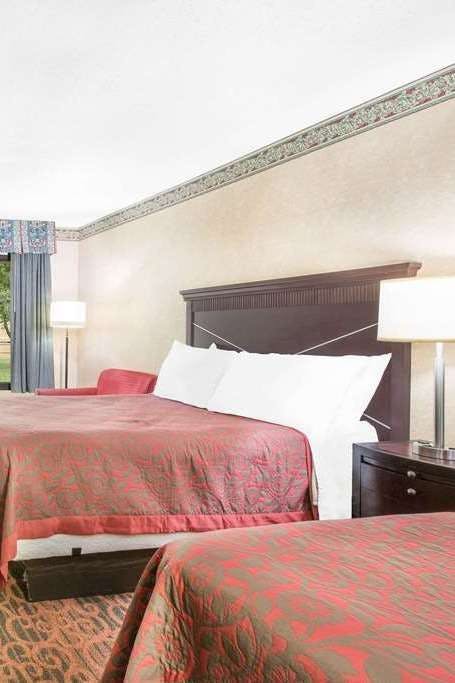 Hotel Days Inn & Suites by Wyndham York photo 2