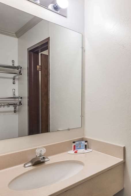 Hotel Travelodge by Wyndham Livingston Yellowstone photo 3