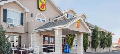 Super 8 Hotel Suites Cochrane