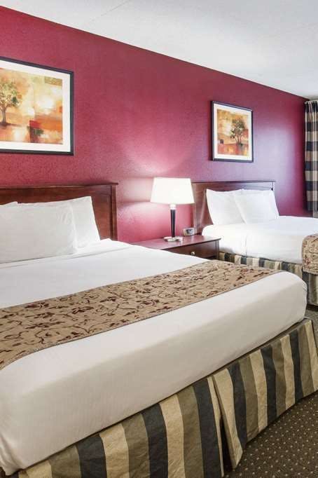 Hotel Ramada by Wyndham Bettendorf photo 2