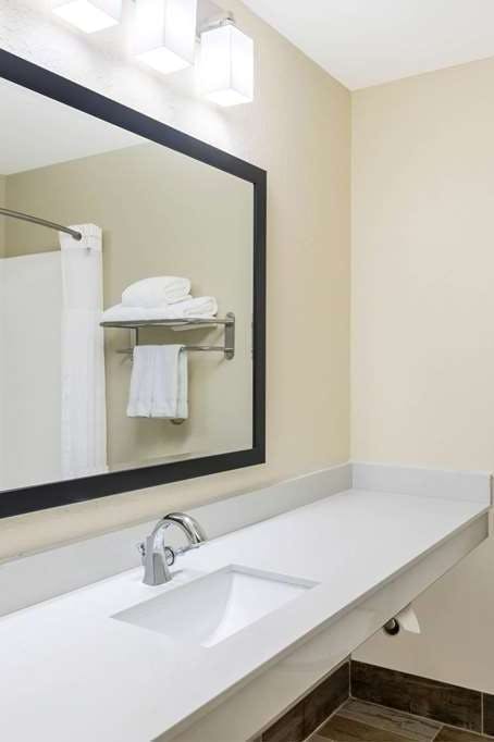 Hotel AmericInn by Wyndham Prairie du Chien photo 3