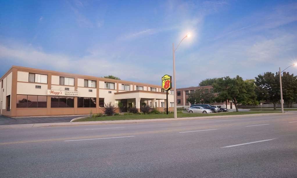 Super 8 by Wyndham Sarnia ON
