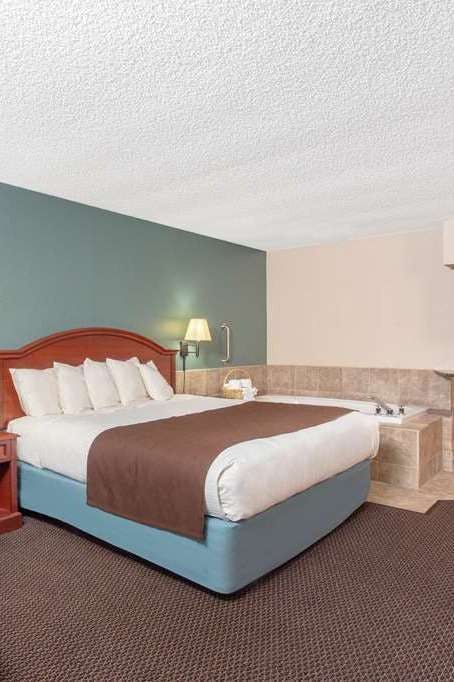 Hotel AmericInn by Wyndham Chippewa Falls photo 1