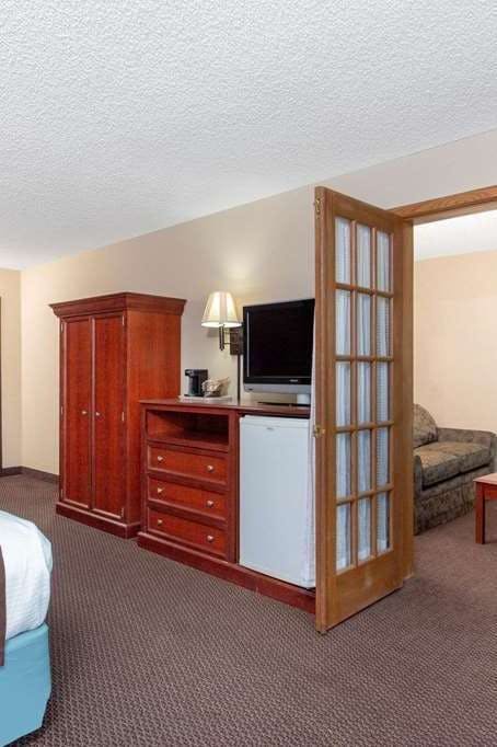 Hotel AmericInn by Wyndham Chippewa Falls photo 3