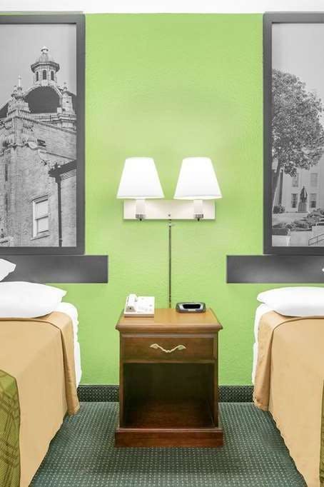 Hotel Super 8 by Wyndham Mobile photo 1