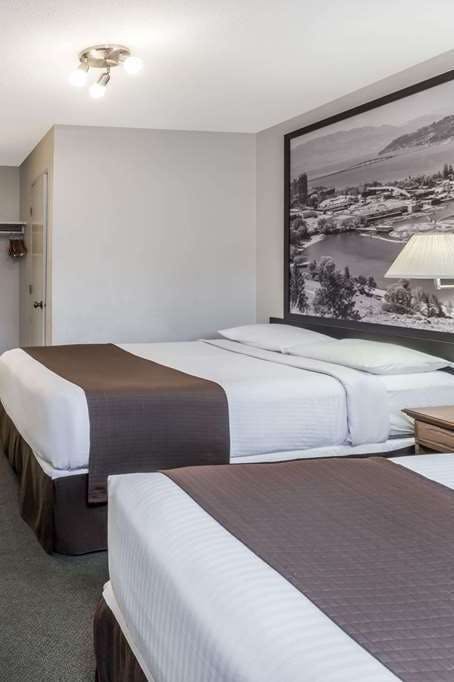 Hotel Super 8 Kelowna BC photo 2