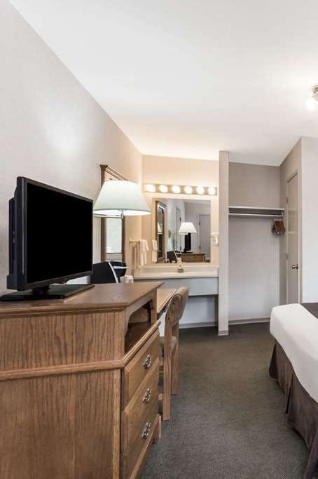 Hotel Super 8 Kelowna BC photo 3