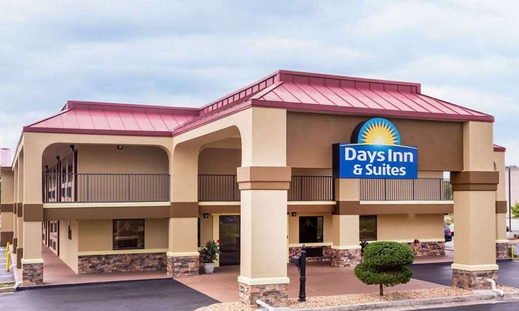 Days Inn & Suites by Wyndham Warner Robins Near Robins AFB