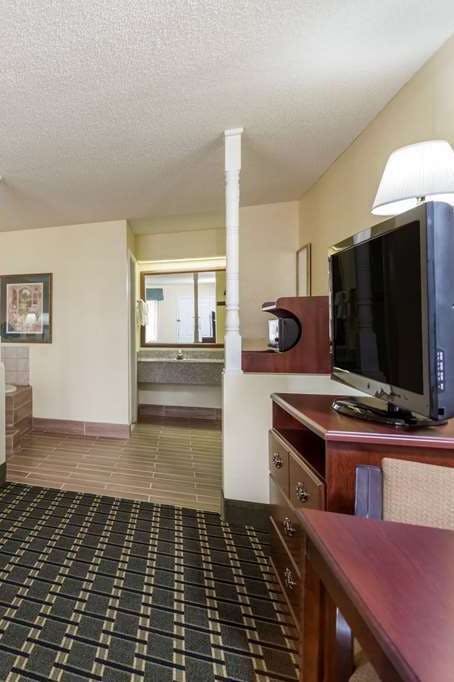 Hotel Days Inn & Suites by Wyndham Warner Robins Near Robins AFB photo 4