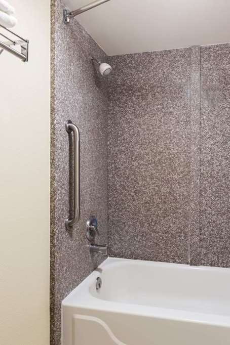 Hotel Days Inn & Suites by Wyndham Warner Robins Near Robins AFB photo 5