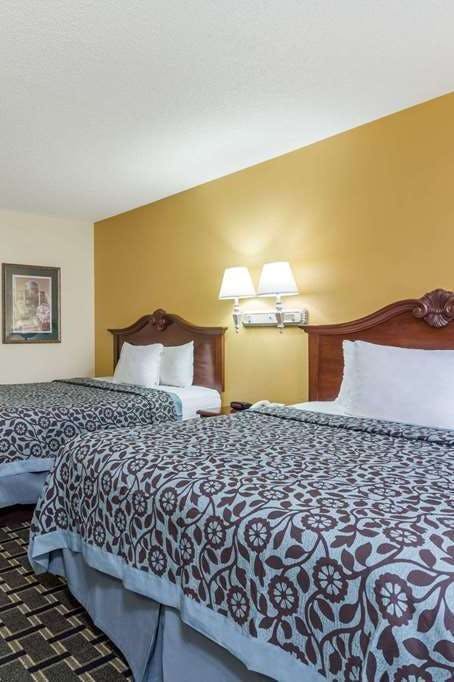 Hotel Days Inn & Suites by Wyndham Warner Robins Near Robins AFB photo 2