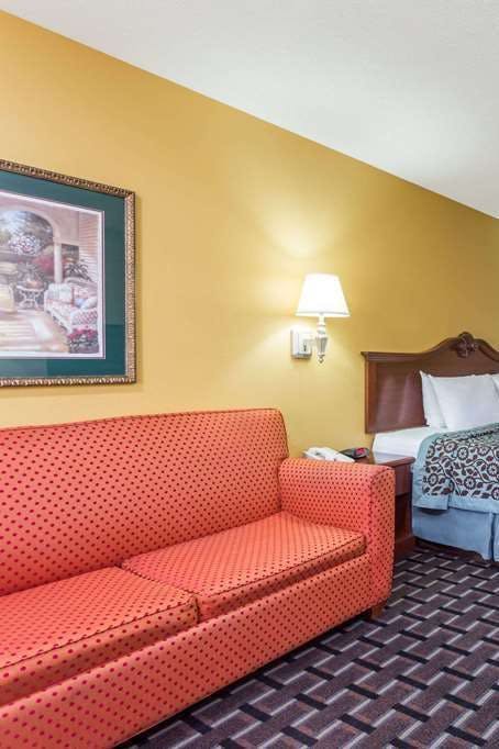 Hotel Days Inn & Suites by Wyndham Warner Robins Near Robins AFB photo 3