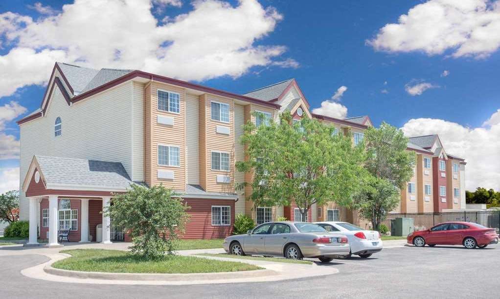 Days Inn & Suites by Wyndham Hutchinson