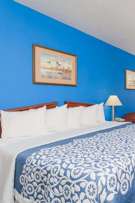 Hotel Days Inn and Suites Cambridge photo 1