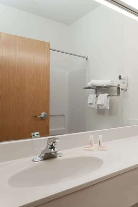 Hotel Days Inn and Suites Cambridge photo 3