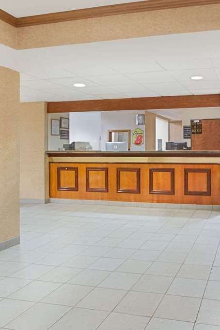 Hotel Super 8 by Wyndham Defiance photo 5