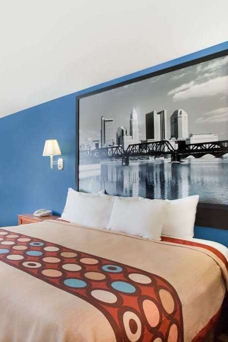 Hotel Super 8 by Wyndham Defiance photo 1