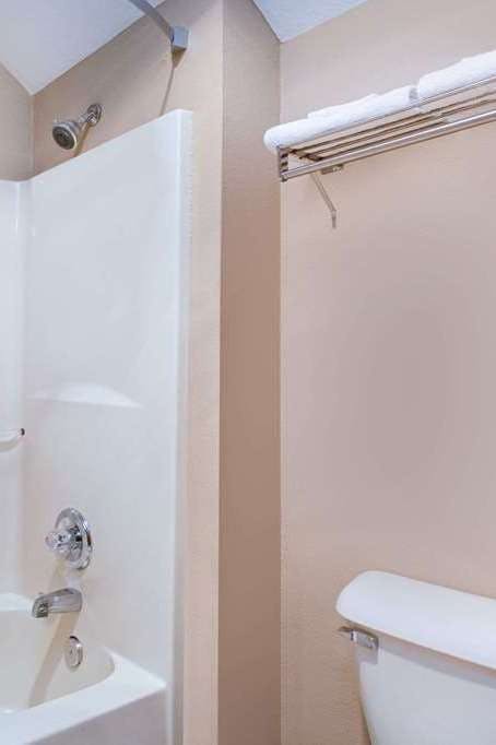 Hotel Super 8 by Wyndham Defiance photo 4