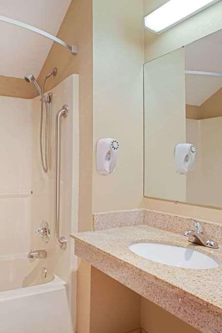 Hotel Super 8 by Wyndham Defiance photo 3