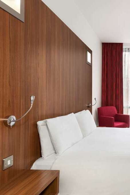 Hotel Ramada Encore by Wyndham Leicester City Centre photo 2