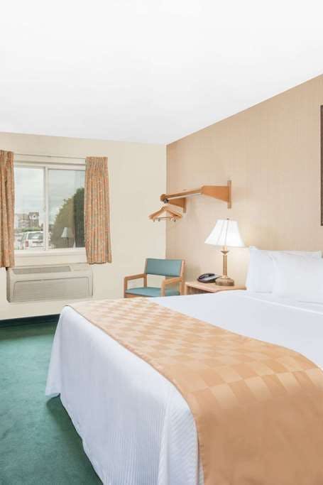 Hotel Days Inn & Suites by Wyndham Fargo 19th Ave/Airport Dome photo 1