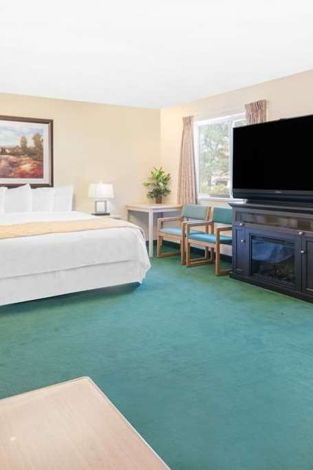 Hotel Days Inn & Suites by Wyndham Fargo 19th Ave/Airport Dome photo 2