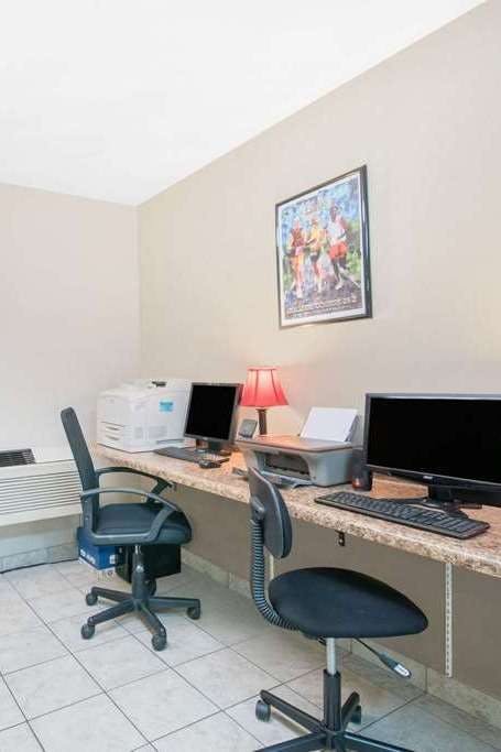 Hotel Days Inn & Suites by Wyndham Fargo 19th Ave/Airport Dome photo 4