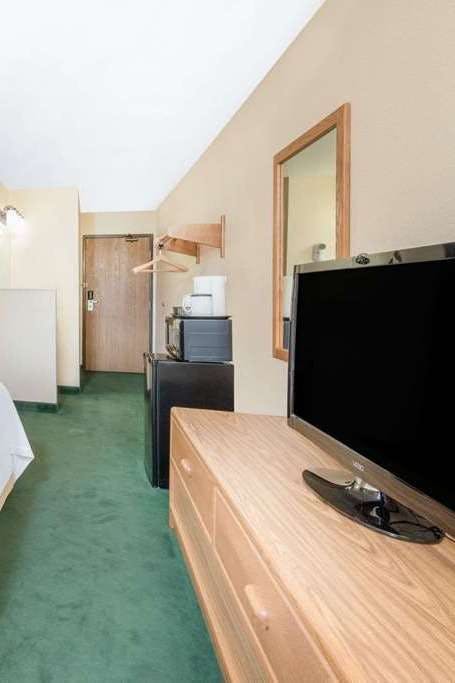 Hotel Days Inn & Suites by Wyndham Fargo 19th Ave/Airport Dome photo 3