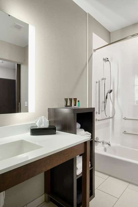 Hotel Wingate by Wyndham Hurricane WV photo 3