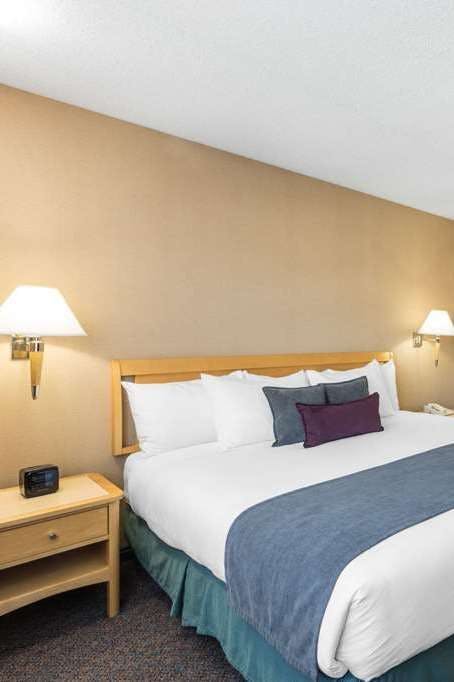 Hotel Ramada Plaza Prince George photo 2