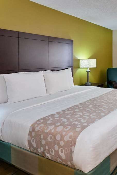 Hotel La Quinta Inn & Suites by Wyndham Plattsburgh photo 2