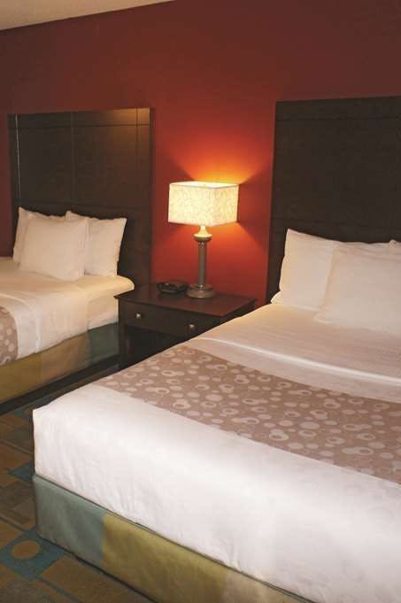 Hotel La Quinta Inn & Suites by Wyndham Plattsburgh photo 1