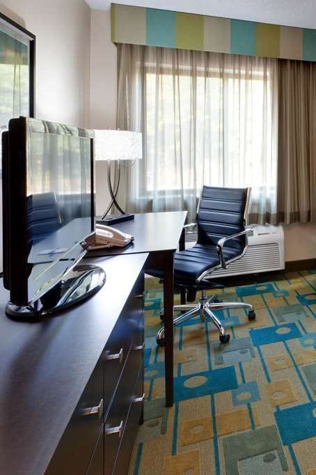 Hotel La Quinta Inn & Suites by Wyndham Plattsburgh photo 4