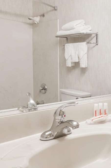 Hotel Ramada by Wyndham Bakersfield North photo 3