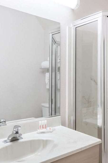 Hotel Ramada by Wyndham Bakersfield North photo 4