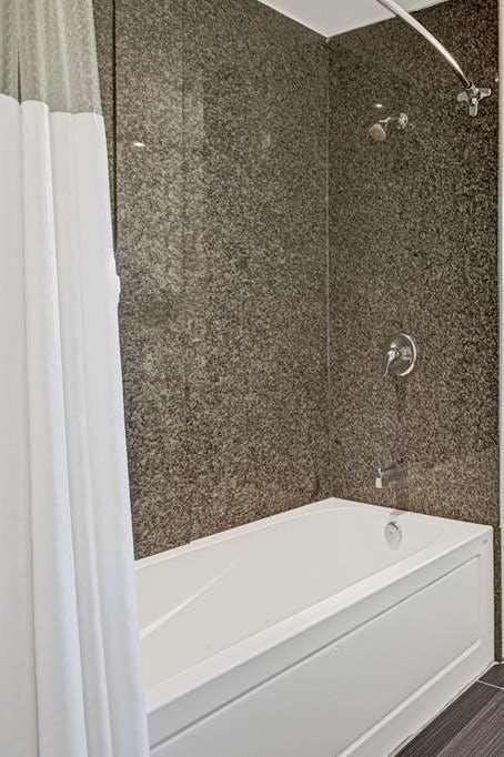 Hotel Howard Johnson by Wyndham Gananoque photo 5