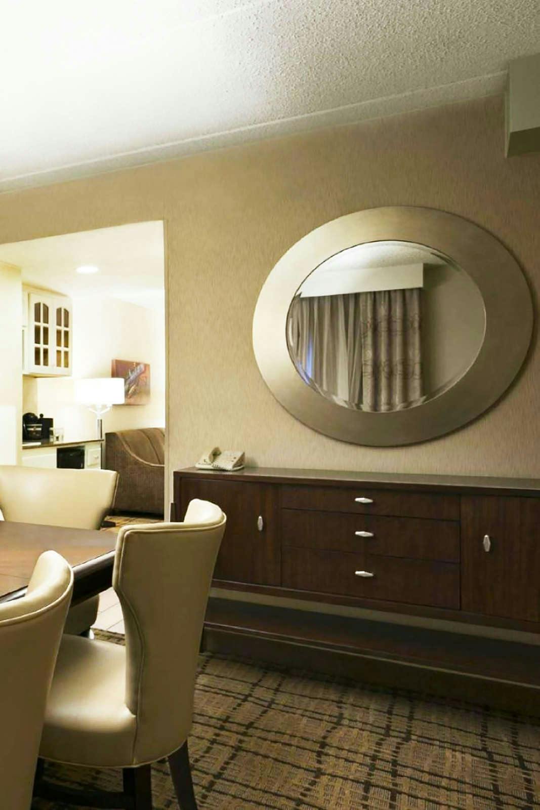 Hotel Embassy Suites by Hilton Dallas Market Center photo 5