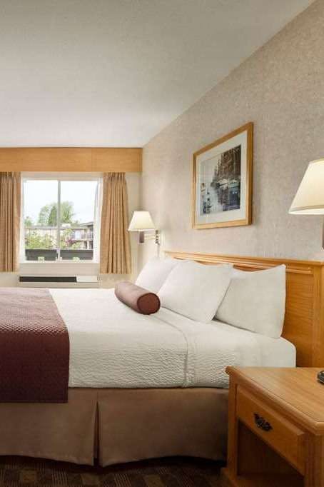 Hotel Days Inn by Wyndham Victoria Uptown photo 2