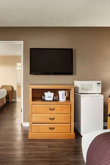 Hotel Days Inn by Wyndham Victoria Uptown photo 3