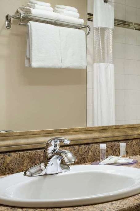 Hotel Days Inn by Wyndham Victoria Uptown photo 5