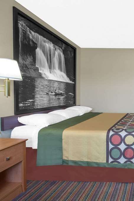 Hotel Super 8 by Wyndham Evansville East photo 2