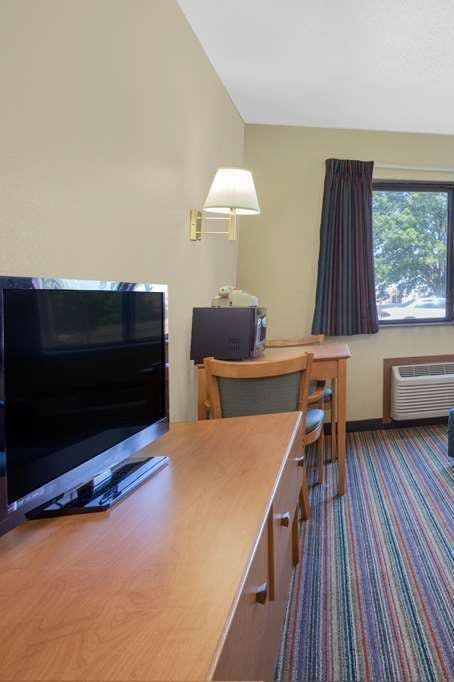 Hotel Super 8 by Wyndham Evansville East photo 4